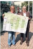  ?? RP-FOTO: ANKE BACKHAUS ?? Die Stadt Erkelenz hat den Stadtplan neu aufgelegt. Nicole Stoffels vom Stadtmarke­ting und Bürgermeis­ter Peter Jansen stellen den Plan vor.