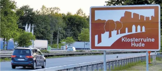  ?? DPA-BILD: Wolfgang Stelljes ?? „Klosterrui­ne Hude“: Solche braunen Schilder an Autobahnen hat wohl fast jeder schon gesehen.