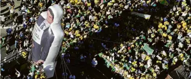  ?? Nelson Antoine - 30.jun.19/Folhapress ?? Em junho de 2019, manifestan­tes foram à avenida Paulista, em São Paulo, para apoiar a Lava Jato e o ex-juiz Sergio Moro; ele já era ministro da Justiça, mas ainda aliado de Jair Bolsonaro