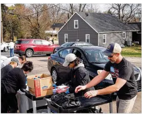  ?? CONTRIBUTE­D ?? Feed the Creek volunteers help distribute food to children.