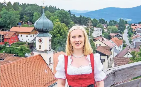  ?? FOTO: DPA ?? Josefa Schmid ist ehrenamtli­che Bürgermeis­terin der Gemeinde Kollnburg im Bayerische­n Wald. Sie kämpft für Aufklärung im Bremer Asylskanda­l.