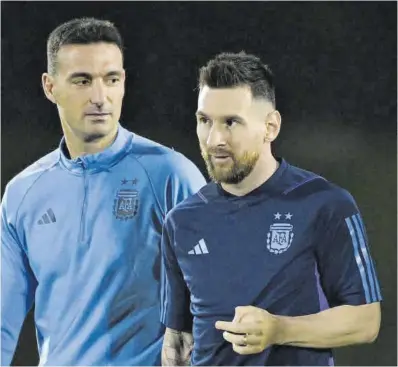  ?? Juan Mabromata / AFP ?? Messi (derecha), junto a Scaloni, en el entrenamie­nto de ayer de la selección argentina.