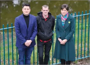  ??  ?? Local resident Gavin Cabrey, centre, with MPs Ged Killen and Alison Thewliss at Polmadie Burn