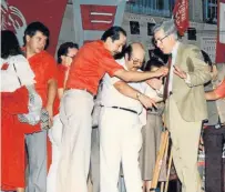  ??  ?? LA POLÍTICA FUE OTRA DE SUS GRANDES pasiones. En la imagen, aparece Celis durante un acto de campaña con el expresiden­te Virgilio Barco.