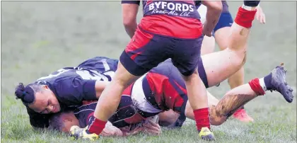  ?? PICTURE / STUART MUNRO ?? Getting in amongst it during Saturday’s Pirates vs Taihape match at Spriggens Park.