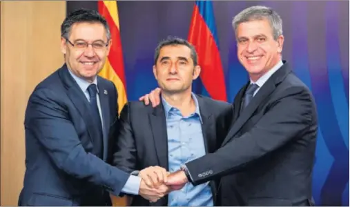  ??  ?? COMPROMISO. Josep María Bartomeu, Ernesto Valverde y Jordi Mestre posan en la foto de club para anunciar la continuida­d del técnico.