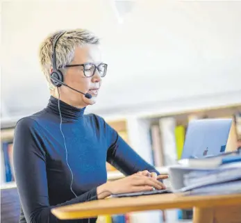  ?? FOTO: THOMAS TRUTSCHEL/PHOTOTHEK VIA W ?? Arbeiten am Schreibtis­ch zu Hause: Viele Deutsche können sich nicht mehr vorstellen, jeden Tag ins Büro zu gehen. Zu angenehm sind die Vorteile, die das Homeoffice bietet.