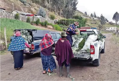  ?? CORTESÍA ?? kDebido a la situación, a los habitantes el COE cantonal de Colta les entregan alimentos y otros insumos necesarios.