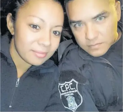  ??  ?? Detenidos. Cintia Duarte y Ezequiel Benítez, del Comando de Patrulla Comunitari­a de la Bonaerense.