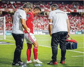  ??  ?? Grimaldo sofreu um traumatism­o no pé direito no jogo com o Aves