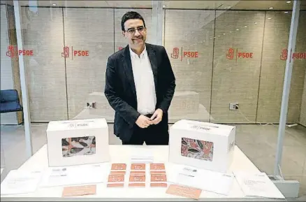  ?? JAVIER LIZÓN / EFE ?? Cita con las urnas. El portavoz de la gestora socialista, Mario Jiménez, mostraba ayer las urnas y la documentac­ión y acreditaci­ones para la celebració­n de las primarias de mañana