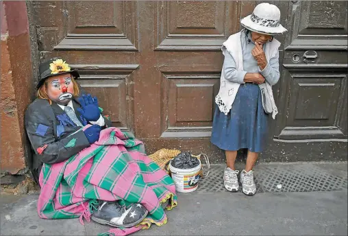  ?? FOTOS: CEDOC PERFIL ?? INDIGENCIA. Pese a que gran parte de la población del planeta está en la pobreza extrema, hay leves variacione­s para esperanzar­se.