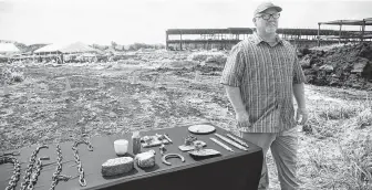 ?? Marie D. De Jesús / Staff photograph­er ?? Reign Clark, cultural resources director at Goshawk Environmen­tal Consulting Inc., shows items found at a historic burial site for 95 African-American convict laborers in Sugar Land.