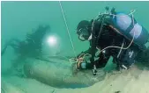  ??  ?? 考古人員潛入12公尺­深海底，探索難得一遇的古沉船。（透路社照片）