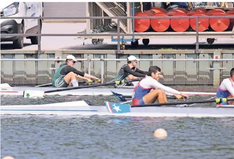  ?? FOTO: BERNHARD SPANKE ?? Die Neusser Benjamin Nelles (am Schlag) und Johannes Neubauer kontern den Angriff des Wm-erfahrenen Bootes aus Chile.