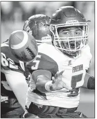  ?? Arkansas Democrat-Gazette/THOMAS METTHE ?? Foreman quarterbac­k Kyren Batey makes a pitch on a triple-option play in the second half. Batey rushed for 211 yards and 2 touchdowns.