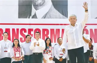  ??  ?? En un mitin en Tuxtla Gutiérrez, Andrés Manuel López Obrador dijo que no quiere que los centroamer­icanos sufran lo que padecen los mexicanos cuando migran a Estados Unidos.