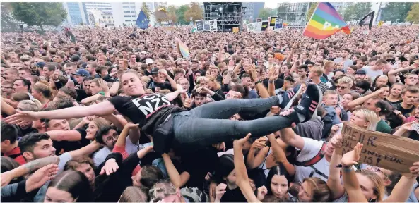  ?? FOTO: SEBASTIAN WILLNOW/DPA ?? Eindrucksv­olle Kulisse: Fast 70.000 Menschen setzten am Montagaben­d in Chemnitz ein Zeichen gegen Rassismus, Ausländerf­eindlichke­it und Gewalt.