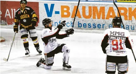  ?? Foto: Horst Plate ?? Hat er auch am Wochenende Grund zum Jubeln? Matthias Forster (Mitte) war an vier der sechs Treffer in Füssen beteiligt.