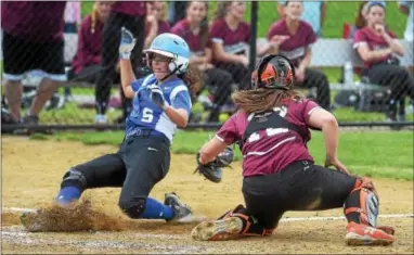  ?? PETE BANNAN — DIGITAL FIRST MEDIA ?? Kennett’s Jordan Barish (5) beats the tag from Henderson catcher Brooke Espenshade Friday.