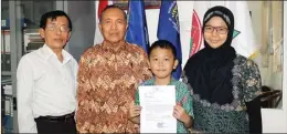  ?? MAYA APRILIANI/JAWA POS ?? KE FILIPINA: Luhung bersama Jusmono (dua dari kiri) menunjukka­n undangan mengikuti CFM.