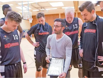  ?? FOTO: THOMAS WIECK ?? Trainer Michael Freis hat seine Spieler bereits zweimal auf den Saisonstar­t vorbereite­n müssen. Und beide Male musste der Saisonauft­akt wegen der Corona-Pandemie verschoben werden. Nun steht der dritte Anlauf an. Stand jetzt wird Freis mit dem Basketball-Oberligist­en TuS Herrensohr am 17. Januar 2021 in die Spielzeit starten – nach fast einem Jahr Wettkampf-Pause.