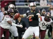  ?? JOHN RAOUX — THE ASSOCIATED PRESS ?? Oklahoma State quarterbac­k Mason Rudolph (2) scans the field during the first half of the Camping World Bowl game Thursday in Orlando, Fla.