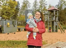  ?? Foto: Thorsten Jordan ?? Stadträtin Daniela Groß mit Tochter Felizia (fünf Monate) und Paulina (3, im Hinter‰ grund) am Ritterspie­lplatz an der Schanzwies­e in Landsberg.