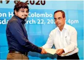  ?? ?? Best Environmen­tal reporter of the Year (2020):
Kasun Warakpitiy­a of the Sunday Times receives the certificat­e of merit from Ranjith Ananda Jayasinghe