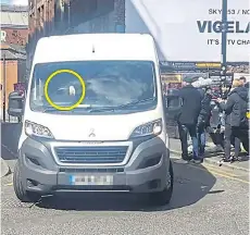  ??  ?? The angry driver, circled, making his delivery in Manchester