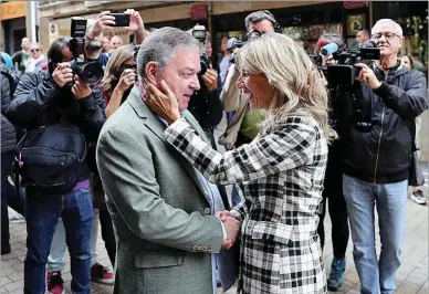  ?? J. L. CEREJIDO / FE ?? Yolanda Díaz saluda al presidente de la Academia de la Llingua Asturiana, Xosé Antón González, ayer.