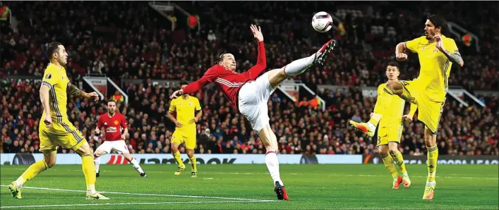  ?? JASON CAIRNDUFF/REUTERS ?? TETAP WASPADA: Zlatan Ibrahimovi­c melakukan overhead kick dalam laga melawan Rostov di Old Trafford kemarin (17/3). Manchester United akan menghadapi Anderlecht di perempat final.