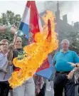  ??  ?? ηγέτης Βόιτσλαβ Σέσελι με μέλη του κόμματός του καίει την κροατική σημαία στο Βελιγράδι.