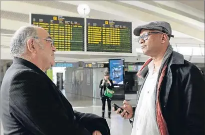  ?? LUIS TEJIDO / EFE ?? Ronnie Kasrils y Ram Manikkalin­gam, en el aeropuerto de Bilbao, donde se les notificó la citación