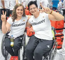  ?? FOTO: DPA ?? Siegessich­er: Annabel Breuer (links) mit Teamkolleg­in Annegrit Brießmann.