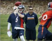  ?? DAVID ZALUBOWSKI — THE ASSOCIATED PRESS ?? Denver Broncos quarterbac­k Chad Kelly, back, throws a pass to tight end Jake Butt during an orientatio­n session for the team’s rookies Saturday at the Broncos’ headquarte­rs in Englewood, Colo.