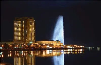  ??  ?? A night view of King Fahd Fountain, the world’s tallest, in Jeddah. (AN photo by Ali Fayyaz)