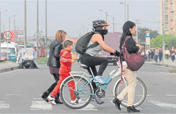  ?? CÉSAR MELGAREJO /ADN ?? Los vehículos pesados que utilizan diésel como combustibl­e emiten altas cantidades de material particulad­o, el contaminan­te con mayor potencial de afectación.