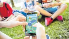  ?? Foto: Silas Stein, dpa ?? Freizeitsp­aß mit Risiko: Aus Sicht von Verbrauche­rschützern muss ein Pokémon-GoSpieler zu viele Daten preisgeben.