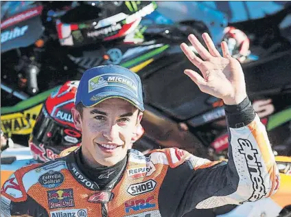  ?? FOTO: EFE ?? Marc Márquez, saludando a los aficionado­s ayer tras lograr la pole position de MotoGP en el GP de la Comunitat Valenciana
