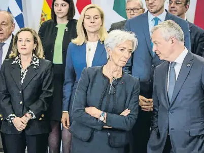  ?? C RISTO      TIT T SSO ?? La vicepresid­enta Nadia Calviño, amb Lagarde i el ministre francès Bruno Le Maire