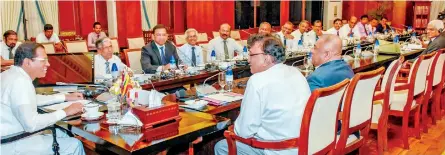  ??  ?? President Maithripal­a Sirisena, ministers, secretarie­s, Central Bank officials and state bank heads in discussion