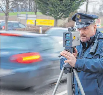  ?? FOTO: IMAGO ?? Nicht jeder Bußgeldbes­cheid ist rechtlich wasserdich­t. Die Firma Coduka prüft Knöllchen von Temposünde­rn und ficht diese bei Aussicht auf Erfolg auch an.