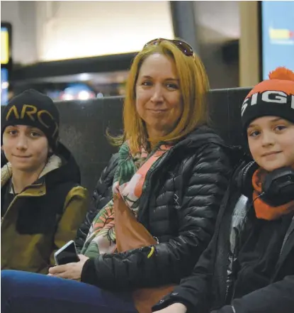  ?? PHOTO JONATHAN TREMBLAY ?? Mélodie Maurice, entourée de ses deux fils, Louis (à gauche) et Laurent Hamelin (à droite), hier à la gare Centrale de Montréal, attendant une solution à leur transport annulé par VIA Rail.