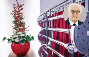  ?? FOTOS: ANNE ORTHEN, DPA ?? Der Blumenschm­uck in den Stadtfarbe­n blieb noch als Schmuck im Foyer stehen. Die bereitgest­ellten roten Absperrsei­le wurden nach der Absage von Bundespräs­ident Frank-Walter Steinmeier nicht mehr gebraucht.