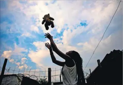  ?? Photo: Delwyn Verasamy ?? Struggling to forget: A young Diepsloot girl haunted by memories of her rapist.