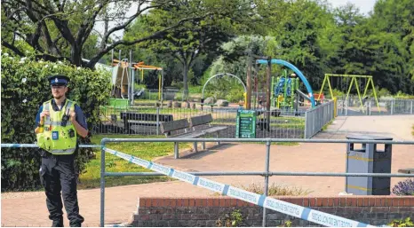  ?? FOTO: AFP ?? Die Polizei hat den kleinen Park Queen Elizabeth Gardens in Salisbury abgesperrt und nimmt überall dort Proben, wo sich die beiden Opfer zuletzt aufgehalte­n haben.