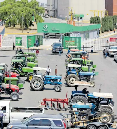  ?? / BIBIANA DÍAZ ?? Campesinos de Puebla, Hidalgo, Tlaxcala y Estado de México colocaron sus tractores frente a la empresa Heineken en demanda por un mejor precio de garantía a la tonelada de cebada