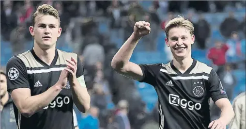  ?? FOTO: J. A. SIRVENT ?? Matthijs de Ligt (19 años) quiere seguir jugando con Frenkie de Jong (21) Ambos dieron una alegría a los culés echando al Madrid