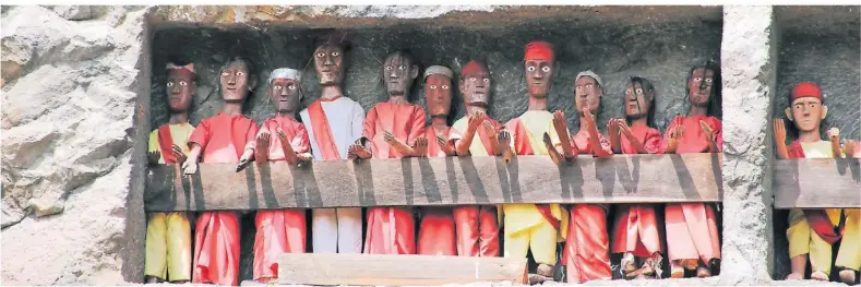  ?? FOTO: CARSTEN HEINKE ?? Wie hier in Lemo werden adlige Toraja in Felsen bestattet. Vor den Gräbern stehen hölzerne Abbilder der Toten, sogenannte Tau-Tau.